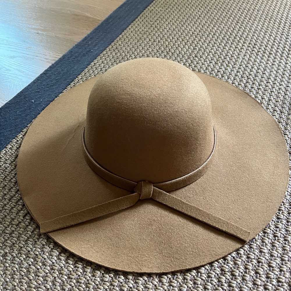Beige felt hat